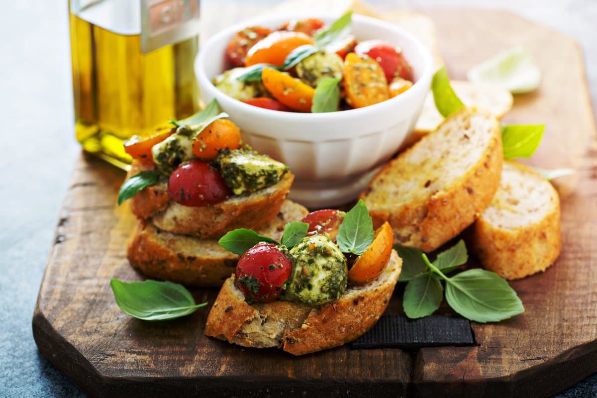 Bruschetta ar pesto un tomātiem
